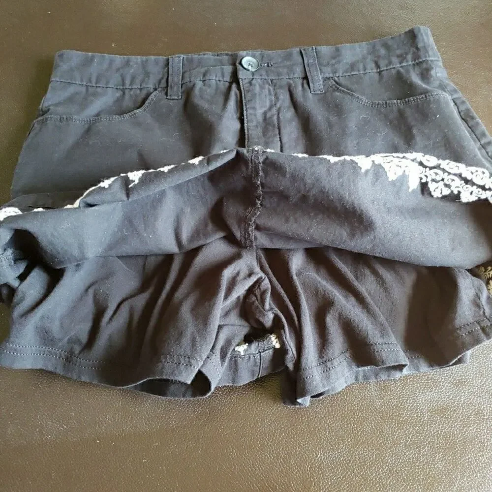Croft & Barrow Black SKORT Womens Size 12 White Embroidered Pockets Zip Stretch